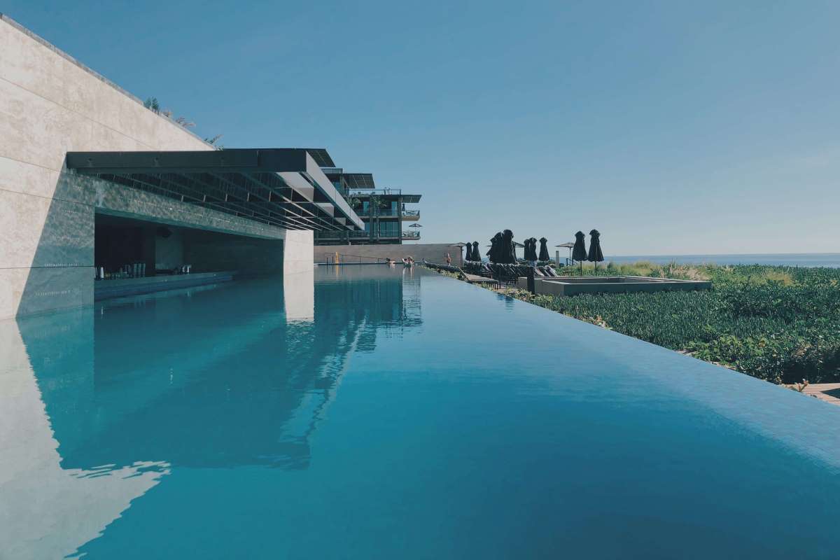 The-iconic-design-of-all-time-the-rooftop-endless-swimming-pool