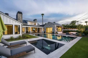 A stunning perimeter overflow pool design in Scottsdale, Arizona.