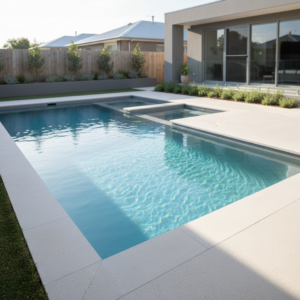 Piscine moderne avec spa intégré dans un jardin résidentiel. Construction réalisée par Blue Pool and SPA, spécialiste piscine à Melbourne en Australie.